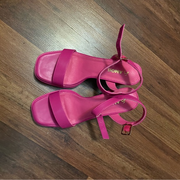 Pink platform heels! - Picture 2 of 2